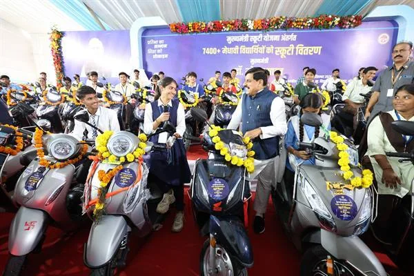 फूलों से सजी स्कूटियों के बीच विद्यार्थियों से बातचीत करते मुख्यमंत्री डॉ. मोहन यादव