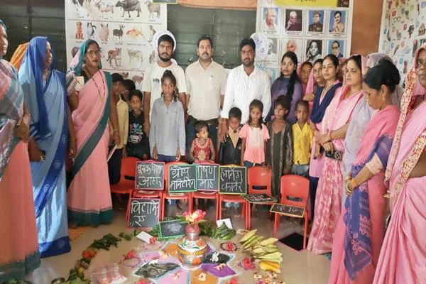 आंगनबाड़ी केंद्र में महिलाओं, बच्चों और अधिकारियों के बीच पौष्टिक खाद्य सामग्री और सजाए गए कलश का प्रदर्शन