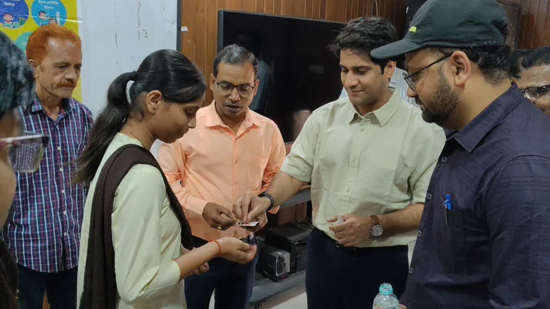 कलेक्टर ने बच्चों को खिलाई एल्बेंडाजोल की गोली, राष्ट्रीय कृमिमुक्ति दिवस अभियान का शुभारंभ