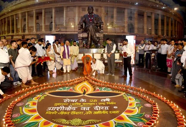 केंद्रीय मंत्री डॉ. वीरेंद्र कुमार ने सेवा दिवस पर स्वस्थ हुए व्यक्तियों के साथ 'आशीर्वाद का दीया' जलाया